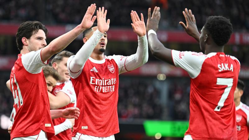 曼联对西汉姆的新布莱恩·姆贝莫罚球判决：裁判的智慧与争议（曼联vs西汉姆：布莱恩·姆贝莫点球判罚，裁判智慧与争议并存）