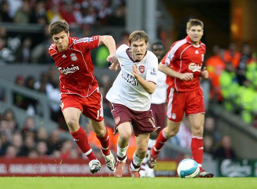 躺着进球，热那亚前锋科隆博在倒地情况下一脚完成破门（倒地卧射破门，热那亚前锋科隆博一脚建功）