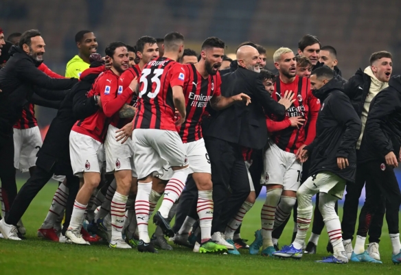 米体：斯帕莱蒂考虑放弃无锋阵，重新启用2名进攻中场+1名中锋（米体：斯帕莱蒂或弃用无锋战术，改用双前腰配单中锋）