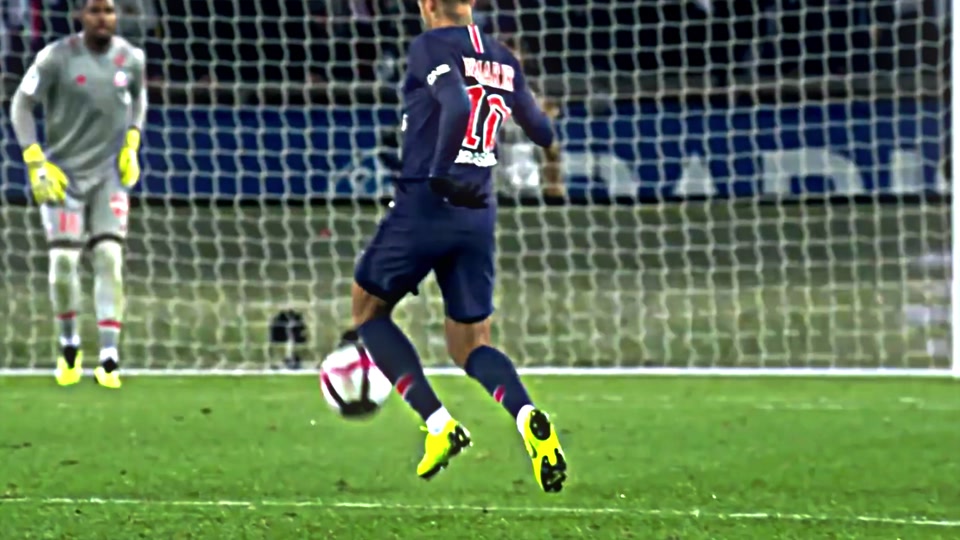 皇马名宿：球队不能被维尼修斯牵着鼻子走，没人把他绑在这（皇马名宿：球队不该被维尼修斯左右，他并非被迫留队）