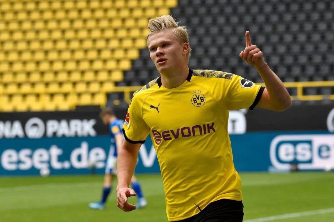 欧冠决赛用球谍照：包含白+深紫，灵感来自举办城市布达佩斯（欧冠决赛用球曝光：白+深紫配色，灵感源于主办城市布达佩斯）