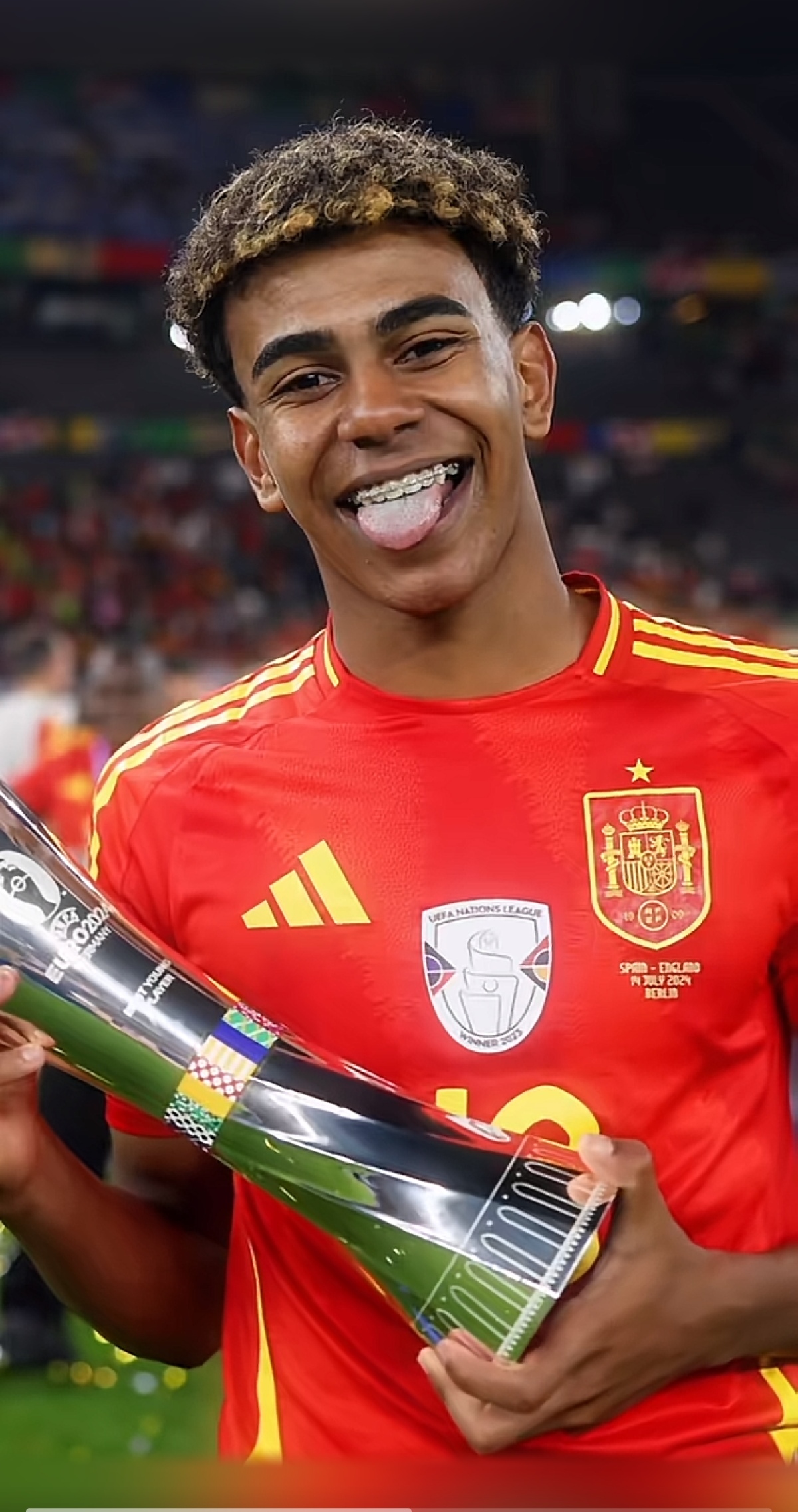 泪目！足协杯冠军奖杯被带回工体，放在已故球迷杨雪的座位旁（致敬已故球迷杨雪：足协杯冠军奖杯回到工体，放在她的座位旁）