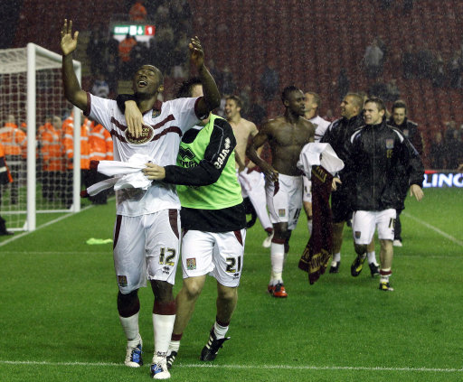 马卡：皇马将青训中卫巴尔德佩尼亚斯列入晋升一线队考察名单（马卡报：皇马已将青训中卫巴尔德佩尼亚斯纳入一线队晋升评估名单）