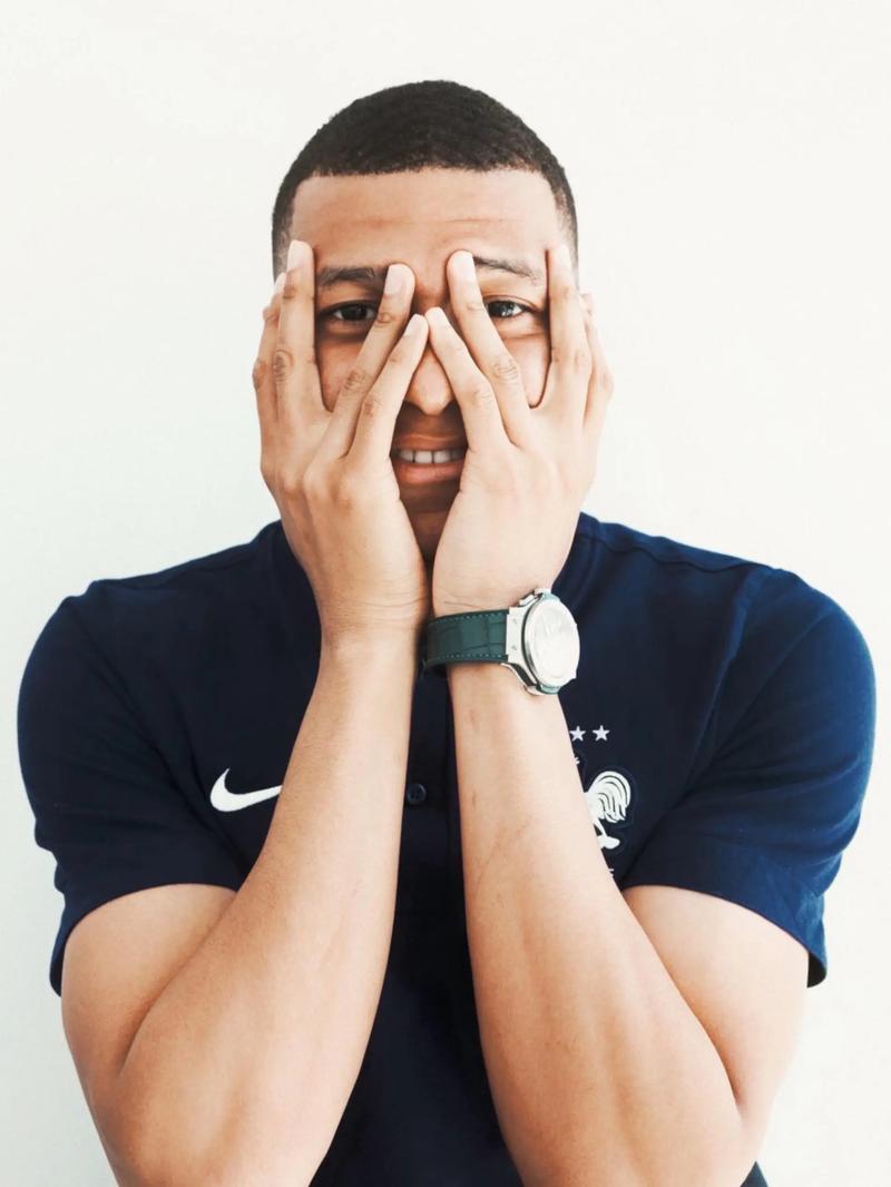 特朗普：我踢球的水平与C罗梅西差不太多，速度可能更快一点（特朗普称自己踢球水平与梅西C罗相仿，速度可能更快）