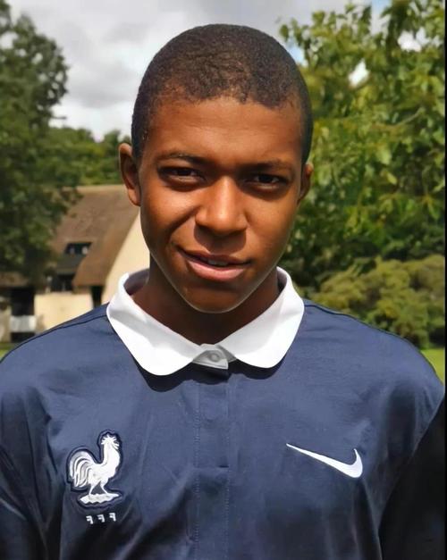 德媒：诺伊尔因为肠胃炎缺席了拜仁本周的训练（德媒：肠胃炎致诺伊尔无缘拜仁本周训练）