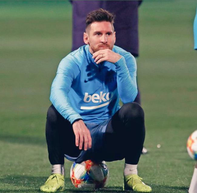 超远三分命中，全队抱头（超远三分轰进，队友齐抱头）