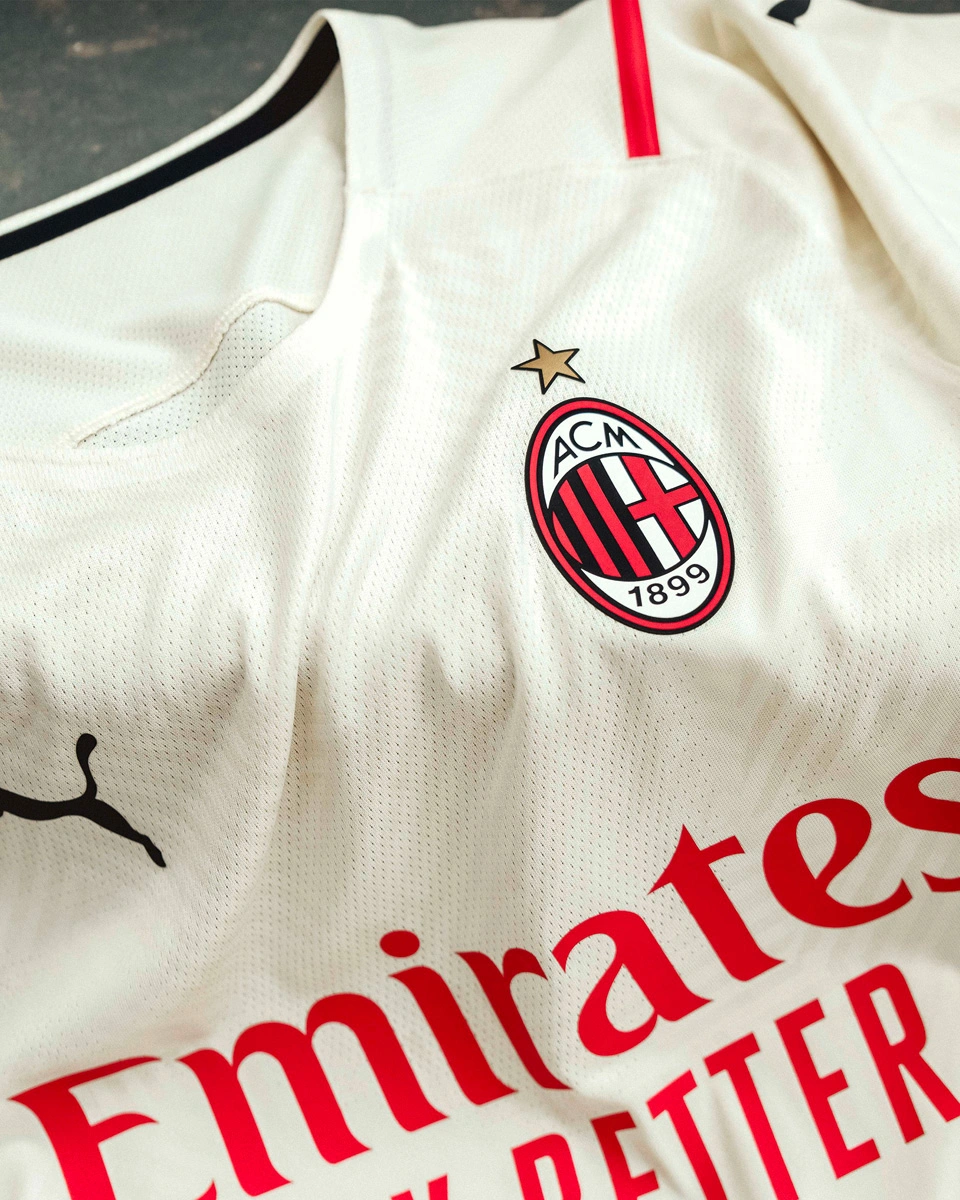 鲁媒：陈泽仕和依木兰今天抵达成都，参加U22国足的训练备战（鲁媒：陈泽仕、依木兰今日抵蓉，随U22国足展开备战训练）