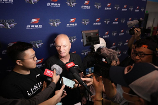 记者：海港抵达武里南，莱昂纳多、加布、李帅、刘若钒伤缺（记者：海港已抵达武里南，莱昂纳多、加布、李帅、刘若钒因伤缺阵）